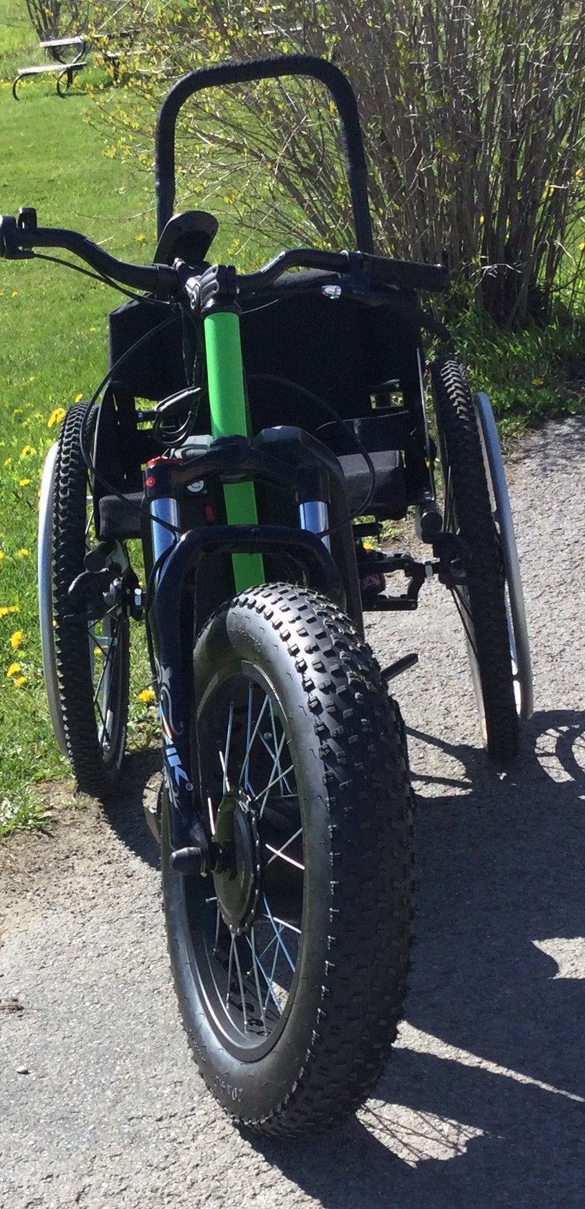 Fauteuil tout terrain avec roue motorisée