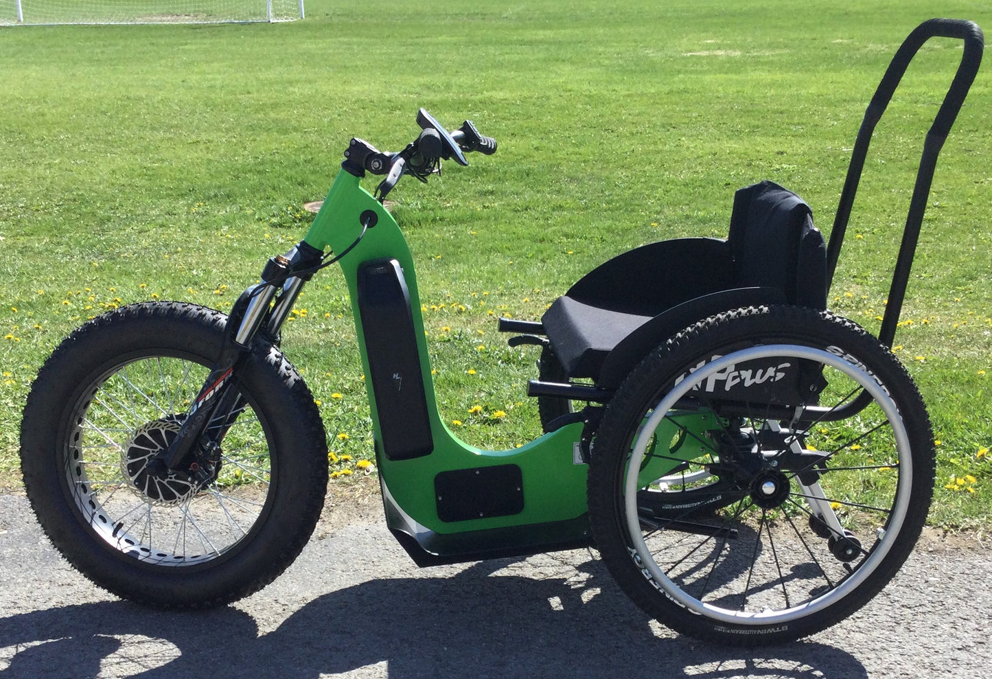 Fauteuil tout terrain avec roue motorisée